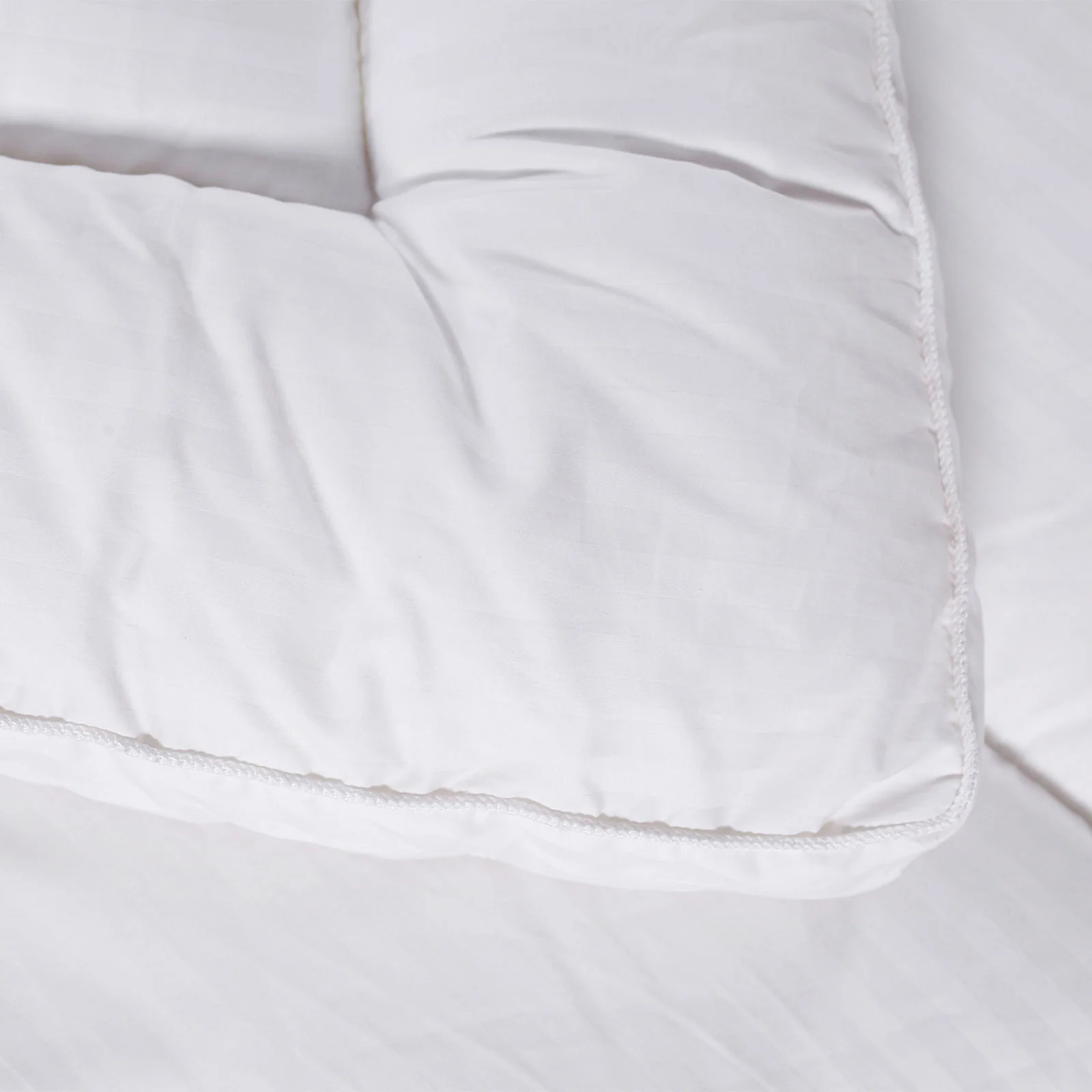 Pack Promo Luxe : Surmatelas + Couette & Oreillers - Image 3